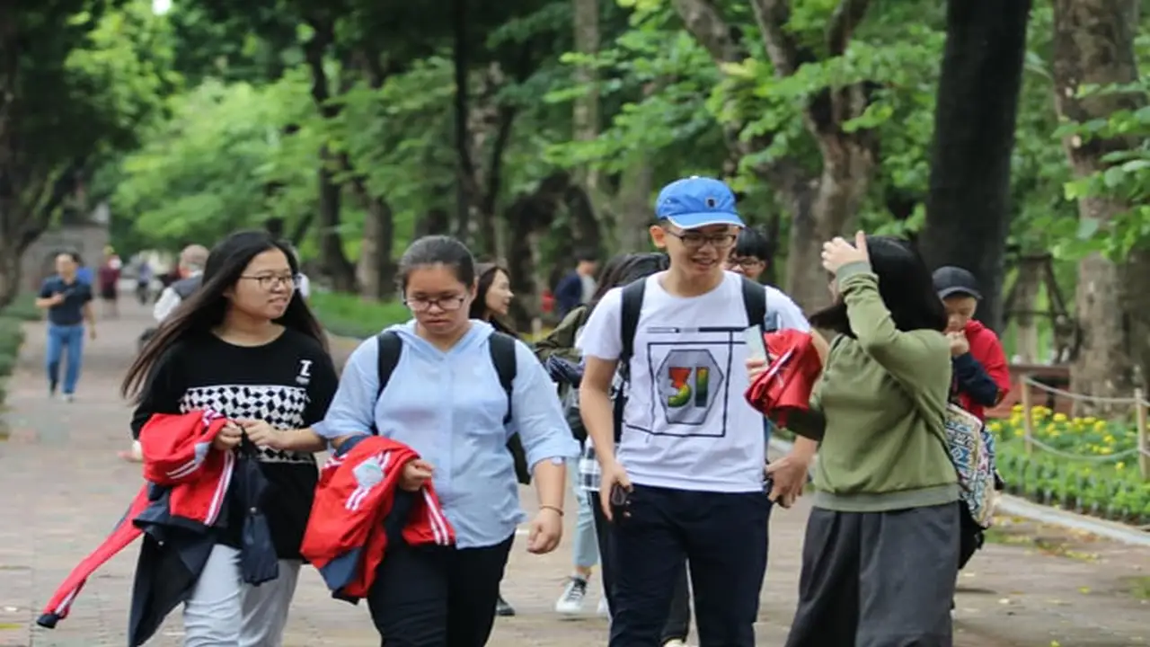 طقس حار يسيطر على شمال ووسط فيتنام مع عواصف رعدية متوقعة مساءً